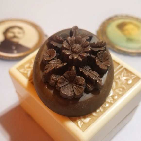 Victorian VULCANITE Mourning Brooch ~High Relief ~Rare Indeed - Picture 6 of 7